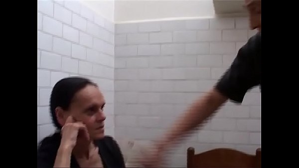 nonna_arrapata_gioca_con_zucchina_e_cazzo