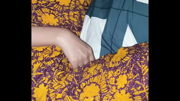ngintip_istri_tetangga_kost_yang_sengaja_gak_kunci_kamar_saat_suaminya_kerja_malah_di_ajak_ngentot