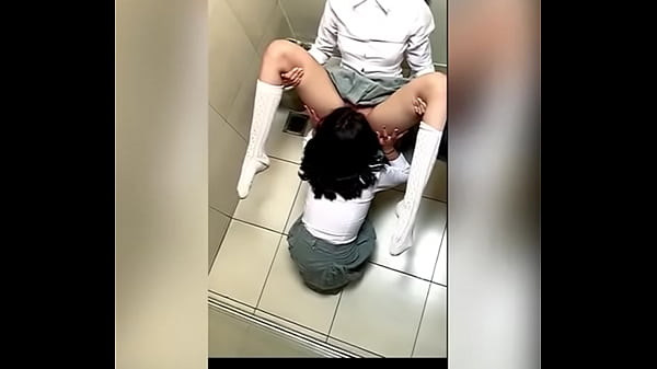 dos_estudiantes_latinas_tocandose_en_el_bano_de_la_escuela_