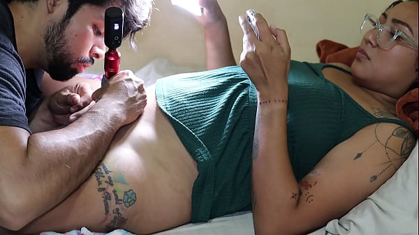 tatuando_panochita_rica_y_paga_con_corrida_interna