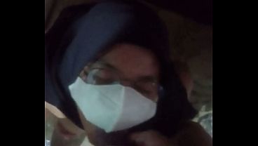 cewek_indonesia_ngentot_di_kamar_mandi_sambil_minum_air_kencing
