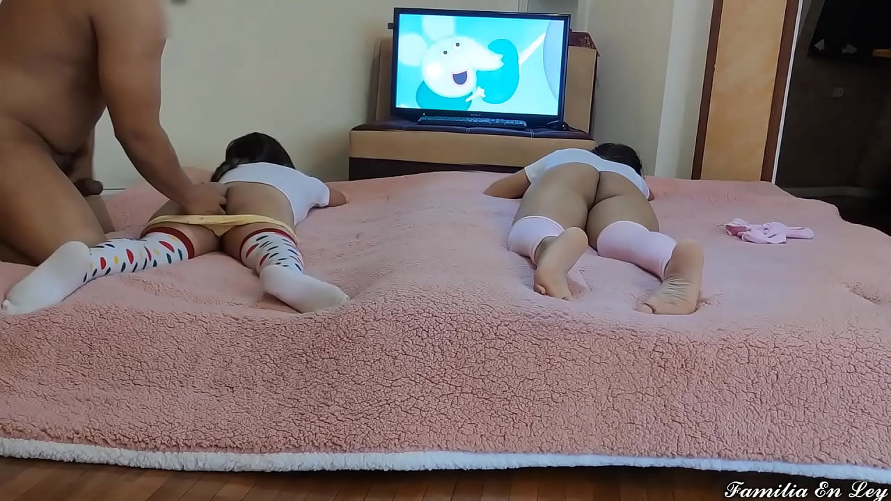 mis_2_hijastras_inocentes_viendo_comiquitas_pepa_pig_parte_2