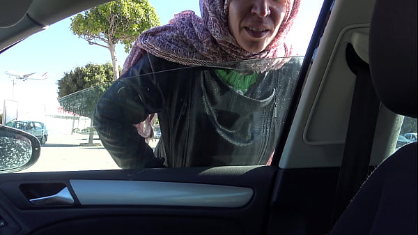 une_fille_algerienne_fait_une_branlette_a_un_francais_pervers_avec_une_petite_bite