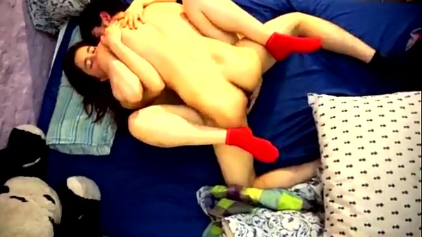 la_novia_de_mi_amigo_me_invita_a_su_cama_y_la_grabo_a_escondidas